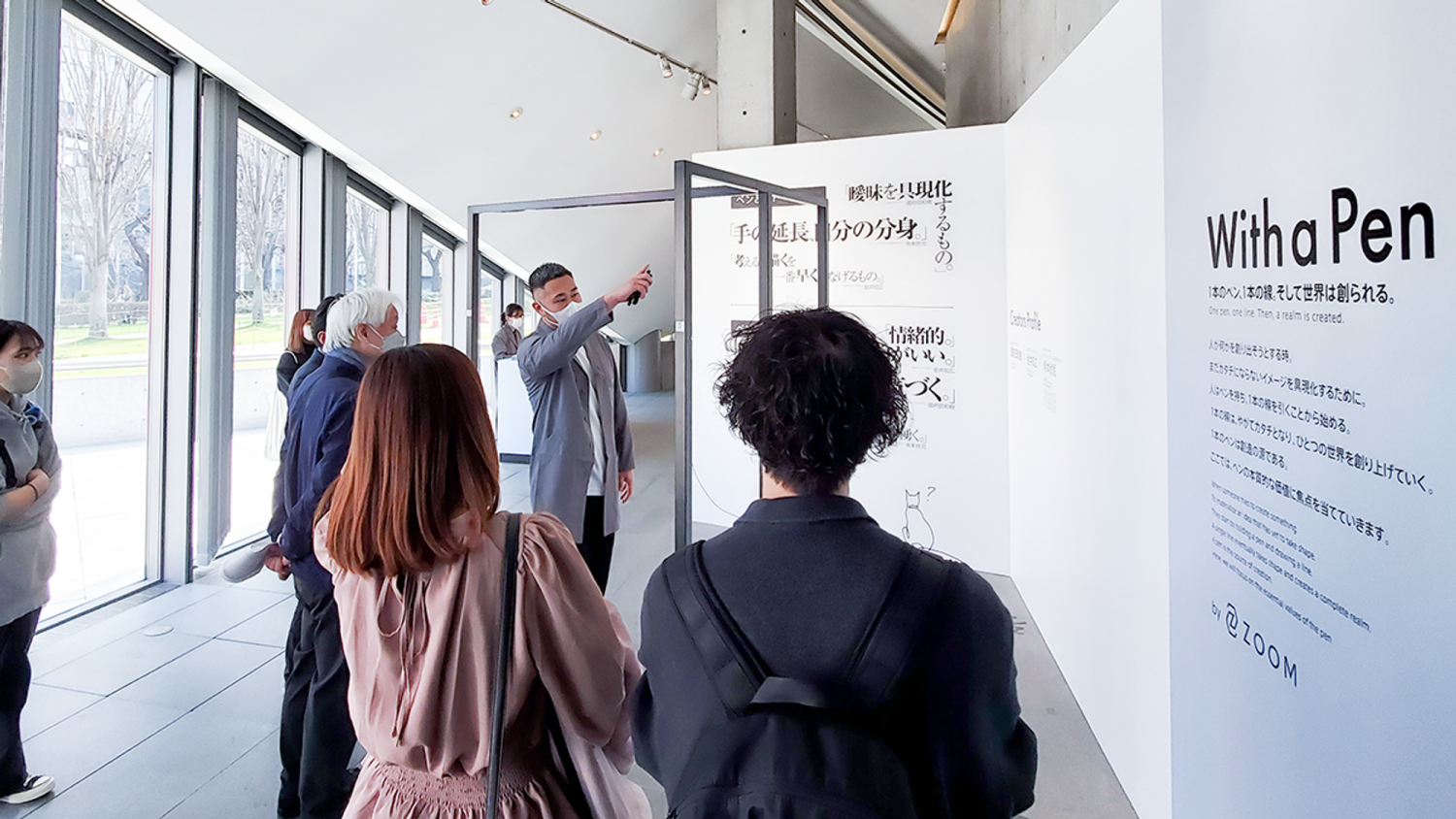 卒業生がデザインした製品の企画展をLDコース学生が見学