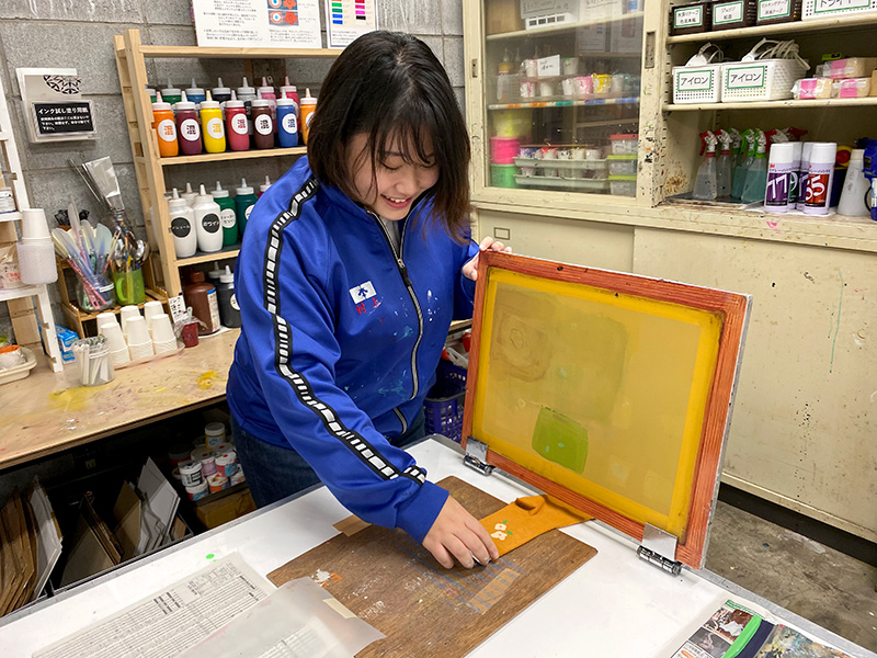 シルクスクリーンで制作の様子