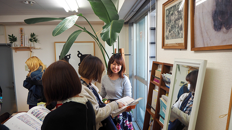 齋藤さんから手がけた仕事の説明を受ける様子
